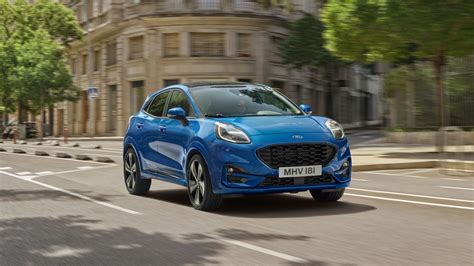 Vista frontale di una Ford Puma su strada moderna