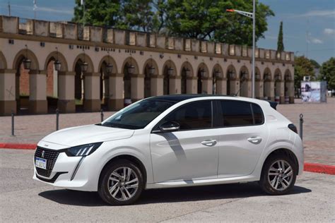 Peugeot 208 in ambiente urbano moderno