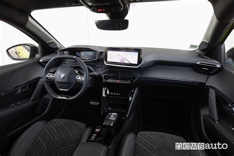 Interni di una Peugeot 208 moderna con plancia tecnologica