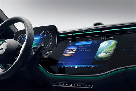 Interno di una Mercedes-Benz con tecnologia avanzata
