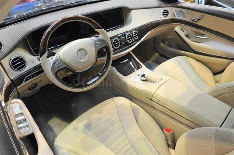 Interno lussuoso di una Mercedes-Benz