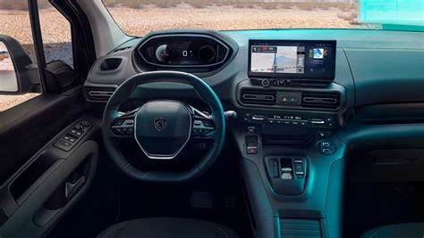 Interni della Peugeot e-Rifter con i-Cockpit