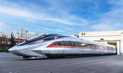 Treno ad alta velocità e automobile su autostrada