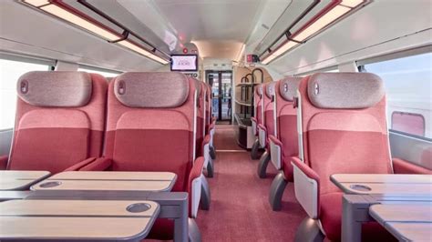 Interno di un moderno treno ad alta velocità con passeggeri rilassati