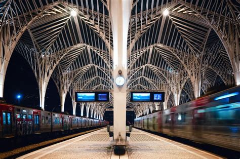 Stazione ferroviaria moderna con treni in arrivo e partenza