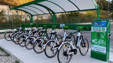 Persone che utilizzano servizi di car sharing e bike sharing