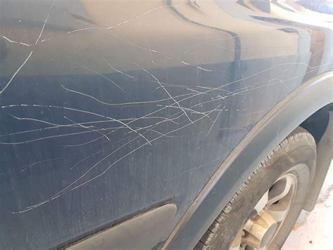 Carrozzeria dell'auto danneggiata con graffi e opacità