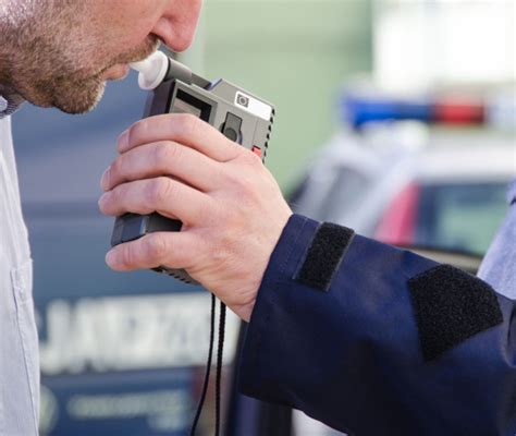 auto della polizia ferma per controllo alcol test