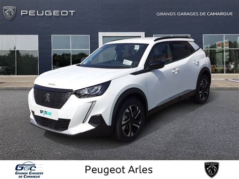 Peugeot 2008 BlueHDi 110 S&S in un ambiente urbano