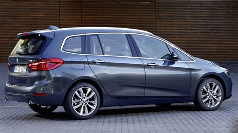 BMW Serie 2 Gran Tourer parcheggiata in un ambiente urbano
