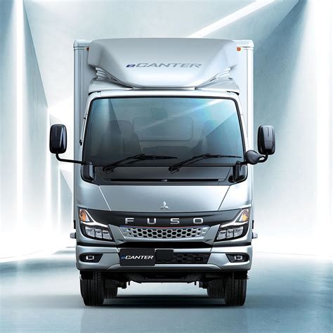 Logo FUSO e panorama urbano con Canter