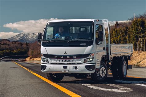 Immagine del FUSO eCanter in contesto urbano