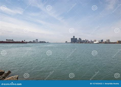 Skyline di Detroit con un ponte sul fiume