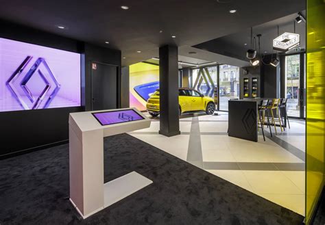 Interno di uno showroom Renault con diversi modelli esposti