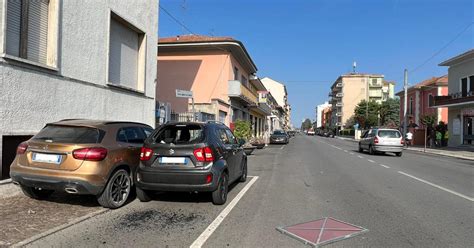Veicolo parcheggiato su un marciapiede