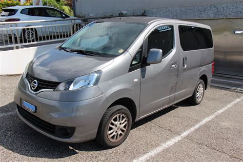 Tenda esterna agganciata a un Nissan Evalia