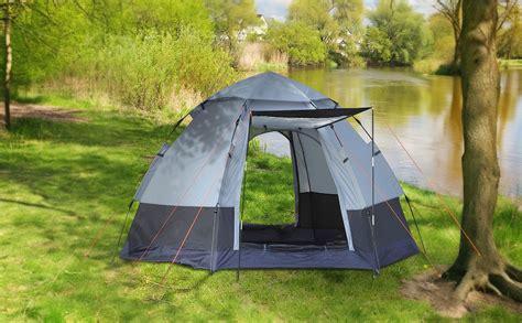 Dettaglio materiale e pali di una tenda da campeggio