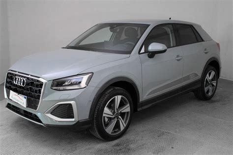 Audi Q2 in azione su strada con logo S tronic