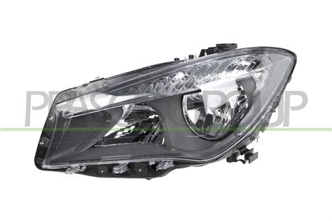 Dettaglio fari anteriori Mercedes-Benz CLA