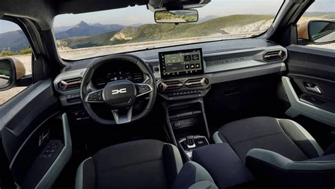 Interni Dacia Duster con touchscreen e quadro strumenti digitale