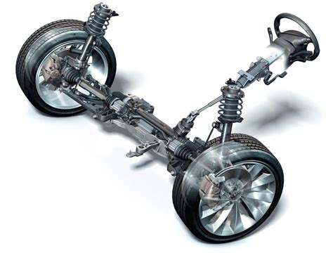 Meccanico che controlla lo sterzo di una moto