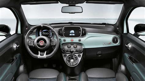 Interni moderni e minimalisti della Fiat 500