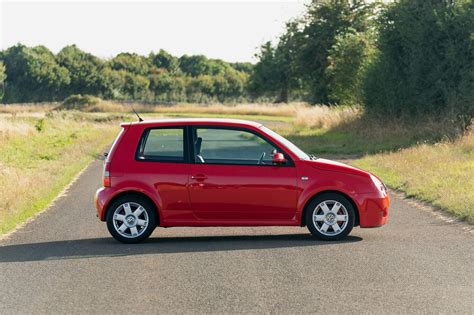 Volkswagen Lupo GTI rossa parcheggiata
