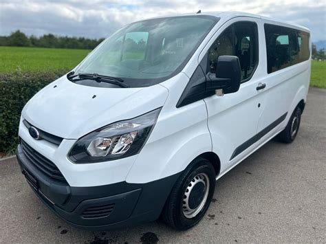 Ford Transit Custom in un ambiente urbano