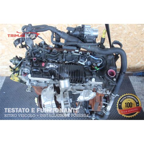 Professionista che lavora su un motore Ford Transit Custom