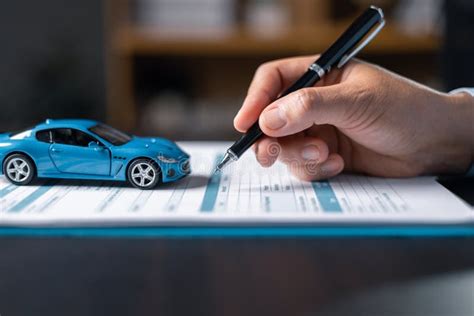Persona che firma un contratto di garanzia auto