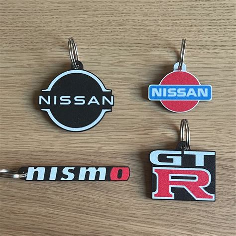 Portachiavi originale Nissan in pelle con logo inciso su sfondo metallico