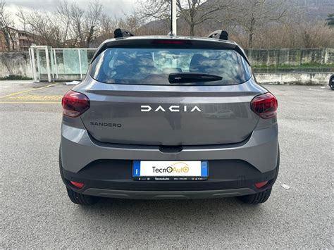 Dacia Sandero Grigio Magnete in contesto urbano