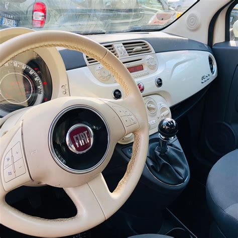 Fiat 500 con interni chiari e coprivolante bianco