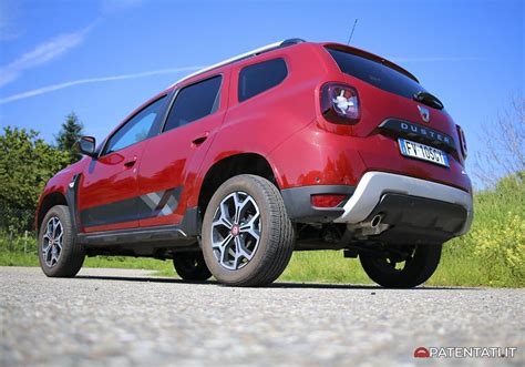 Dacia Duster in colorazione Rosso Fusion con badge Techroad
