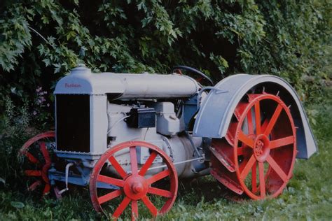 Fordson Modello F in azione in un campo