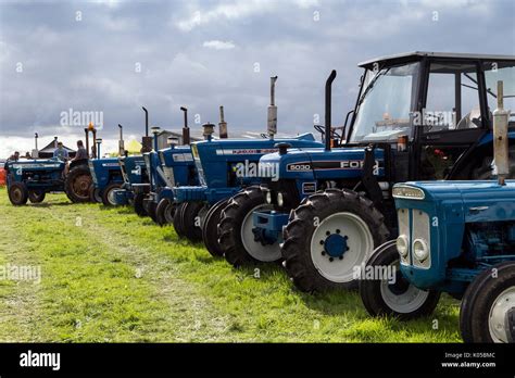 Varietà di trattori Ford d'epoca in una fiera agricola