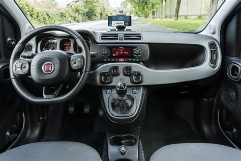 Interni funzionali di una Fiat Panda arancione