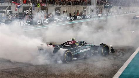 Lewis Hamilton esegue donuts in pista
