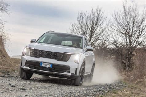 Kia Sorento su strada sterrata