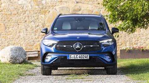 Mercedes-Benz GLC blu nautico in primo piano