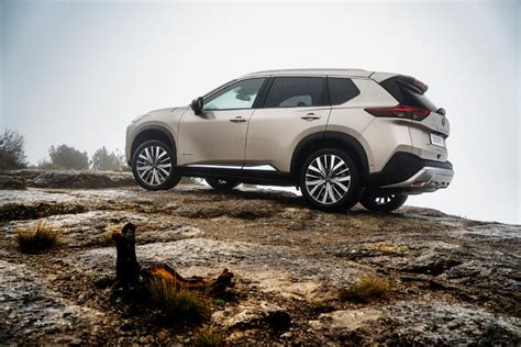 Nissan X-Trail e-4orce su un percorso innevato di montagna