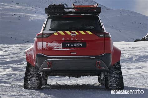 Dettaglio dei cingoli montati su un Nissan X-Trail Mountain Rescue