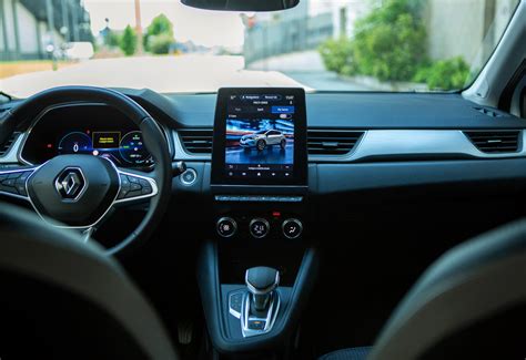 Interni della Renault Captur con display centrale