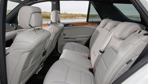 Interni di una Mercedes ML 320 con leva del cambio automatico