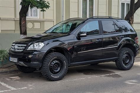 Mercedes ML W164 su strada sterrata con pacchetto Off-Road