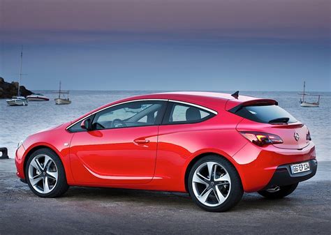 Vista frontale e profilo della Opel Astra GTC seconda serie