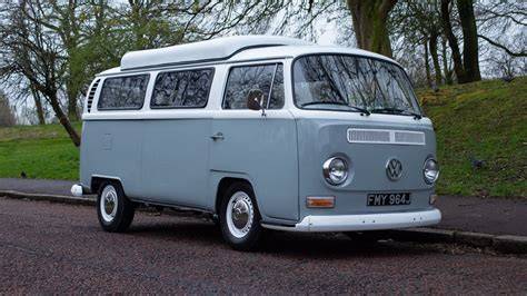 Confronto tra Volkswagen T1 (Split Screen) e T2 (Bay Window)