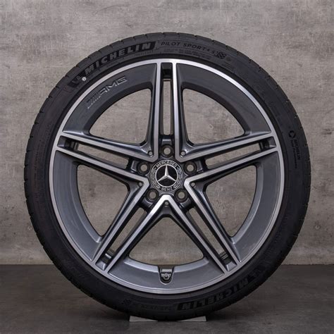 Cerchi in lega AMG grigio titanio