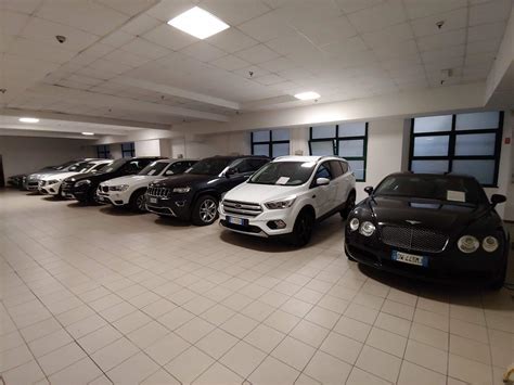 Showroom con diverse auto nuove e usate in esposizione