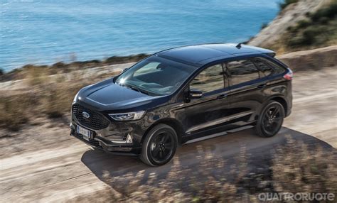 Ford Edge in azione su strada